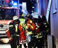 Bild: Ralf Hettler/dpa
Beim Löschen des Brands bewarf der Bewohner Feuerwehrleute mit Gegenständen und verletzte zwei von ihnen leicht.