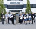 Bild: Speed4Trade
Stefan Sommer (Fünfter von links) und Sandro Kunz (Erster von rechts), die beiden Gründer und Geschäftsführer von Speed4Trade, ehrten die diesjährigen Jubilare für zehn und zwanzig Jahre Firmenzugehörigkeit.