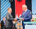 Bild: Florian Miedl
Um den hohen Ansprüchen eines Heilbads gerecht ­zu werden, in­vestierte Weißenstadt umfangreich ins Ortsbild, die Infrastruktur und den Kurbetrieb­, lobte Innen­minister Joachim Herrmann (rechts), als er Bürgermeister Matthias Beck die Urkunde überreichte. 
Stephan Gesell, Initiator und Hotelier