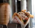 Bild: Markus Lenhardt/dpa
Ein Klassiker der deutschen Imbisskultur: Der Döner gehört für viele zum Alltag – doch in dem schnellen Snack steckt harte Arbeit. (Archivbild)