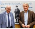 Archivbild: Hösamer
Drei Generationen haben die EMZ vom kleinen Lohnunternehmer zum Global Player gemacht. Ernst Hanauer (links) und Thomas Hanauer (rechts) führten und führen fort, was Ernst Hanauer sen. (auf der Tafel im Hintergrund) vor über 75 Jahren in Zangenstein aus der Taufe gehoben hat.
