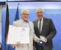 Bild: Giulia Iannicelli
Norbert Gradl (links) bekam vom bayerischen Innenminister Joachim Herrmann die Kommunale Verdienstmedaille in Silber überreicht..