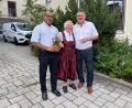 Bild: Stefanie Gradl
Viele Glückwünsche bekam Maria Wiesnet zu ihrem Ehrentag. Auch Pater Jimmy (links) und Bürgermeister Hans-Martin Schertl gratulierten der rüstigen Jubilarin.