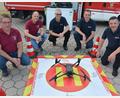 Bild: jr
Kreisbrandrat Stefan Gleißner (von links), Kreisbrandinspektor Klaus Schicker, Pilot Karl Schiml, Vorsitzender Sven Jäger und Kommandant Stefan Kreuzer präsentieren stolz die neue Drohne .