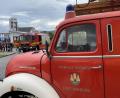 Bild: aub
Ob bei Sonne oder Regen – beim Hallenfest der Feuerwehr Nabburg ist eine Fahrt mit dem modernen Löschfahrzeug (im Hintergrund) immer ein beliebter Programmpunkt. Da lohnt sich auch das Schlange stehen.