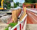 Bild: Gabi Schönberger
Unübersehbar: Die Floßbrücke in der Fabrikstraße in Neustadt ist Baustelle. Für Fußgänger und Radfahrer ist ein Behelfsübergang aufgebaut. Auch weil die Baustelle eigentlich erst nächstes Jahr an der Reihe gewesen wäre, kam es jetzt zu einem Nachtragshaushalt.