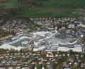 Luftbild: mür
Die Schott AG investiert rund 40 Millionen Euro in den Bau einer neuen elektrischen Schmelzwanne in Mitterteich. Damit will der Konzern die CO₂-Emissionen um 50 Prozent reduzieren.