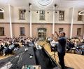 Bild: upl
Bernhard Müllers in seinem Element. Der Amberger ist einer von drei Dirigenten, die den Mega-Chor in der Olympiahalle leiten.