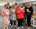Bild: Susanne Schwab
Gemeinsam stellten die Beteiligten von SkF und Soroptimist Susan Batten-Seidl, Julia Möbus, Marianne Gutwein, Heidi Heckmann (1. bis 4. v.l.) sowie Marion Walter und Andrea Graf (v.r.) die neuen Lesezeichen vor und übergaben die ersten an Bettina Weisheit (3.v.r.), die Leiterin der Stadtbibliothek, wo die Merkblättchen unter anderem ausliegen.
