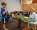 Bild: kki
Schüler Valentin Melchner aus der 5. Klasse überreichte Claudia Piehler ein Puzzlestück mit guten Wünschen.