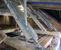 Archivbild: hmr
Inzwischen abgeschlossen ist die Dachsanierung am städtischen Gebäude, in dem Stadtbücherei und Archiv untergebracht sind. Hier ein Blick auf die Fußpunkt-Reparaturen am Dachstuhl. Die Mauer im Hintergrund gehört zum evangelischen Gemeindehaus. Auch dort ist der Dachstuhl vom Hausschwamm befallen.