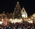 Archivbild: Wolfgang Steinbacher
Stattlich steht der Christbaum auf dem Amberger Marktplatz.
