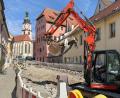 Bild: Petra Hartl
Bis Höhe Ottmann wird die Straße aufgerissen und erneuert. Die Fläche bis Höhe Metzgerei Bär wird nicht erneuert, ist aber auch gesperrt – sie dient als Lagerfläche für die Pflastersteine, die anschließend wieder eingesetzt werden.