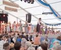 Bild: gz
Eine Augenweide für die vielen Festzeltbesucher war die Modenschau der Festdamen und Festburschen mit dem Festgremium.