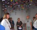 Bild: bö
1000 Origami-Kraniche erinnern jetzt in der Reif-Kapelle in Ensdorf an die Atombombenabwürfe in Japan vor 80 Jahren. .