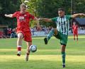 Bild: Gebert
Der SV Mitterteich gewann das Derby beim TSV Waldershof auch in der Höhe verdient mit 4:0. Hier kämpfen der Mitterteicher Daniel Lauterbach (rechts) und Lukas Hausladen um den Ball.