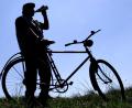 Symbolbild: Patrick Pleul/dpa
Ein Radfahrer trinkt Bier: Der ADFC fordert die Einführung von Bußgeldern für betrunkene Radlerinnen und Radler.