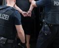 Symbolbild: Paul Zinken/dpa
Bei einer koordinierten Aktion nahmen Ermittler in mehreren europäischen Ländern mutmaßliche Mitglieder einer Schleuserbande fest.