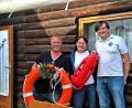 Bild: Michaela Hahn
Die Wasserwachthütte ist umgebaut und erstrahlt in neuem Glanz. Darüber freuen sich (von links) Matthias Witzer, Stützpunktleiterin Stefanie Träger und Kreisvorsitzender Benjamin Hahn.
