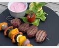 Bild: Michael Schiffer
Lammspieße vom Grill mit einer Joghurt-Pflaumen-Soße