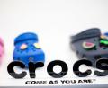 Bild: Fabian Strauch/dpa
Die Crocs-Macher verschreckten die Anleger mit der Aussicht auf einen Umsatzrückgang. (Archivbild)