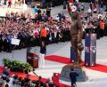 Bild: Charles Krupa/AP/dpa
Tom Brady steht vor seiner 12 Fuß hohen Statue - in Anlehnung an seine Rückennummer 12.