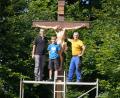 Bild: fvo
Josef Greiner, sein Sohn Lorenz und Josef Gmeiner (von links) installieren die neue Figur am Kreuz am Fahrenberger Freialtar.