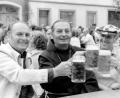 Archivbild: u
Der wohl prominenteste Marktplatzfestbesucher, den man in 50 Jahren Marktplatzfest begrüßen konnte, war Bischof Antonio Eduardo Bösl (Mitte). Gemeinsam mit Bürgermeister Willi Bösl (links), dem Bruder des Bischofs, stieß Sepp Uschold (rechts) auf das Gelingen des Festes an.