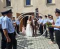 Bild: jua
Die Feuerwehren standen schon Spalier, als Johannes und Angelina Hösl mit dem Brautmädchen, Nichte Sophia, die Marienkirche in Nabburg verließen.