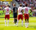 Bild: Sascha Janne
Frustrierte Jahn-Spieler, die Hände in den Hüften: Der SSV Jahn verlor gegen den MSV Duisburg mit 0:4.