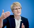 Bild: Britta Pedersen/dpa
„Wenn man den Menschen Versprechungen macht, die man am Ende nicht halten kann, dann sorgen sie nicht privat vor, obwohl viele es könnten“, meint die Wirtschaftsweise Veronika Grimm. (Archivbild)