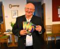 Bild: ubb
Verleger Eckard Bodner aus Speinshart hat die neue Anthologie der Grenzlandschreiber zum 10. Geburtstag der Interessengemenschaft verlegt. Nun kann das Buch in den Buchhandlungen erworben werden.
