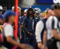 Bild: Mark J. Terrill/AP/dpa
NFL-Profi Lamb (Mitte) wurde von einem Schiedsrichter über den Haufen gerannt.