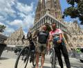 Bild: Reger/Feneis
Josef Reger (links) und Johann Feneis vor der "Sagrada Família" in Barcelona. Das Duo fuhr in sechs Tagen nach Katalonien und in ebenso vielen wieder zurück.