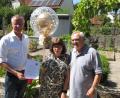 Bild: fg
Hirschaus Bürgermeister Hermann Falk gratuliert Anaa und Willi Brandt zur Goldenen Hochzeit.