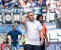 Bild: Sascha Janne
Jahn Trainer Michael Wimmer rauft sich die Haare: Sein Team war gegen den MSV Duisburg völlig neben der Kappe.