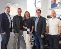 Bild: Lena Bär, Fischer Automobile 
Anlässlich ihres 30-jährigen Dienstjubiläums gratulierten (von links) Personalleiter Markus Kallmeier, Verkaufsleiter für Neuwagen Martin Krauß, Geschäftsführer Thomas Fischer und Betriebsleiter Alexander Granberg der Jubilarin Claudia Diller.