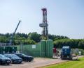 Bild: Peter Kneffel/dpa
Leicht erkennbar an dem rund 40 Meter hohen Bohrturm: Das Gasförderprojekt bei Reichling.