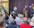 Bild: Susanne Schwab
Mit einem wunderschönen Konzert und brasilianisch-bayerischen Klängen setzten die vier Mitglieder von Bawaschôro (v.l.n.r.) Xaver Maria Himpsl, Ludwig Maximilian Himpsl, Henrique Miranda de Rebouꞔas einen Schlusspunkt unter das diesjährige Sommerfestival.