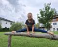 Bild: Marina Lohrer
Jetzt im Sommer turnt Johanna gerne im Garten.