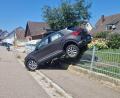 Bild: mab
In Schwarzenfeld fuhr eine Frau in einen Gartenzaun, glücklicherweise wurde laut Polizeiangaben niemand verletzt.