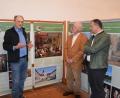 Bild: fz
Am Bild der Hochzeit von Bayerns Auguste Amalie und Eugène de Beauharnais spricht Josef Schönwetter als Initiator der Ausstellung vor Nicolaus Herzog von Leuchtenberg und Bürgermeister Anton Kappl von der Geburtsstunde des Königreichs Bayern.