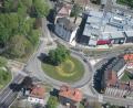 Luftbild: Bernd Georgi
Der große Kreisverkehr in Amberg aus der Luft. Das Bild ist zwar schon ein paar Jahre alt, doch hat sich grundsätzlich am Zustand des Kreisels seither nichts geändert.