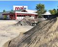 Bild: Gabi Schönberger
Hier eröffnet ein neuer Rewe-Markt. Das Gebäude des ehemaligen Einkaufsmarktes in der Neustädter Straße wird bereits entkernt und rückgebaut. Im Anschluss erfolgt der Abriss und ein Neubau entsteht.