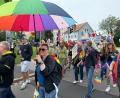 Bild: Petra Hartl
Bunt, fröhlich, aber auch laut, für die Vielfalt: So soll der Christopher Street Day (CSD) sein. In Weiden gibt es ihn am 23. August zum ersten Mal, in Amberg (Foto vom vergangenen Samstag) wird er schon seit Jahren gefeiert.