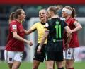 Bild: Daniel Löb/dpa
Spitzenschiedsrichterin Fabienne Michel (Mitte): keine technischen Hilfsmittel in der Bundesliga.