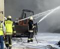 Archivbild: Gustl Beer
Mit 1000 Litern Löschschaum und zwei Millionen Litern Wasser bekämpfen die Weidener Feuerwehrleute im Oktober 2020 den Großbrand auf einem Firmengelände. Heute ist bekannt: Das Gemisch schädigte den Boden, womöglich das Grundwasser. Die genauen Folgen sind noch unklar.