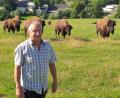 Bild: Brigitte Gschwendtner
Hat seine Bison-Herde bei Bad Alexandersbad schon von 22 auf 13 Tiere dezimiert: Landwirt Martin Höpfel, der neben dem finanziellen Ruin auch strafrechtliche Folgen und lebenslange Gewissensbisse fürchtet.