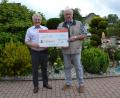 Bild: gi
Josef Eckl (links) hat zum Anlass seines 80. Geburtstages an Herbert Putzer, den Vorsitzenden der Kinderkrebshilfe Region Oberpfalz-Nord e.V., 1.450 Euro überreicht.