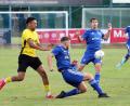 Bild: war
Der SV Etzenricht (blaue Trikots/Szene aus dem Spiel gegen den FC Amberg) spielte in Roding 0:0.